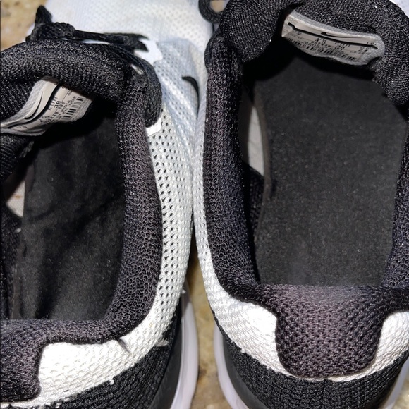 Nike Training Lightweight Mesh Sneakers in White and Black - Picture 11 of 12